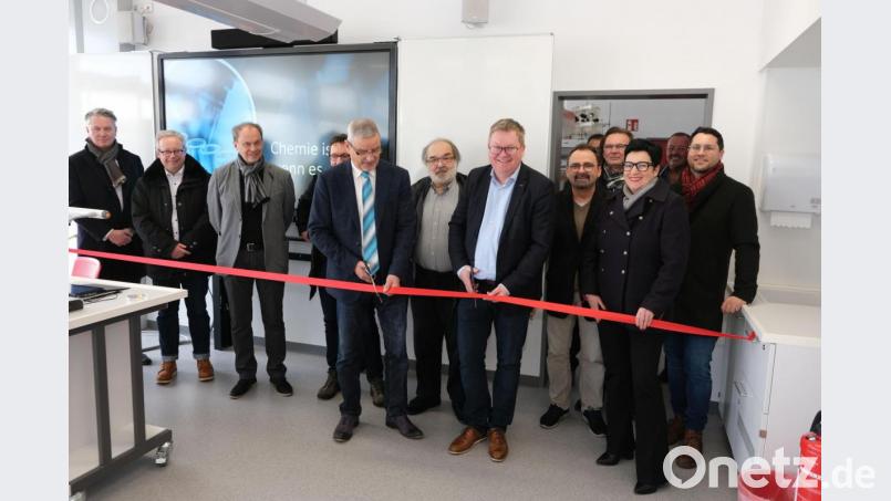 Oberstudiendirektor Karl Bösl (vorn, links mit der Schere) und Oberbürgermeister Michael Cerny (rechts) nahmen den neuen Chemie-Saal des Erasmus-Gymnasiums offiziell in Betrieb, in dem sie im Beisein von Architekt Erhard Retzer (Dritter von links) ein rotes Band durchschneiden. Bild: usc