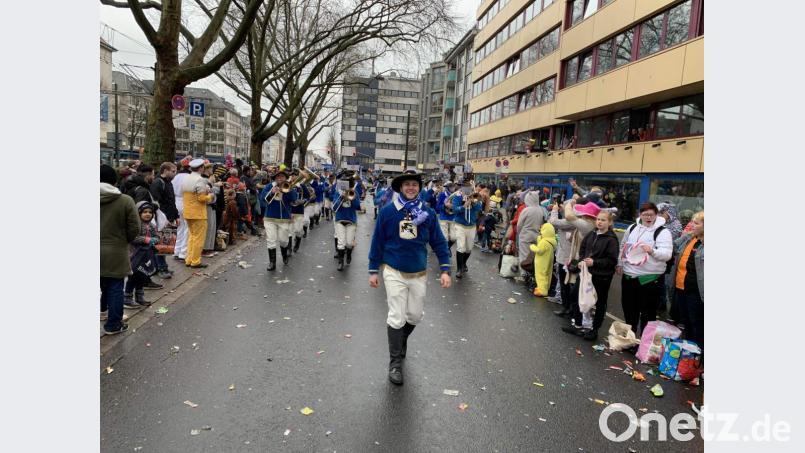 Zum 43. Mal hatte der Hirschauer Musikzug die Ehre, beim Düsseldorfer Rosenmontagszug live an zigtausenden Jecken musizierend und tanzend vorbeizuziehen – angeführt von Dirigent Wolfgang Vögele. Standartenträger Werner Stein marschierte noch ein Stück weiter vorne. Bild: u