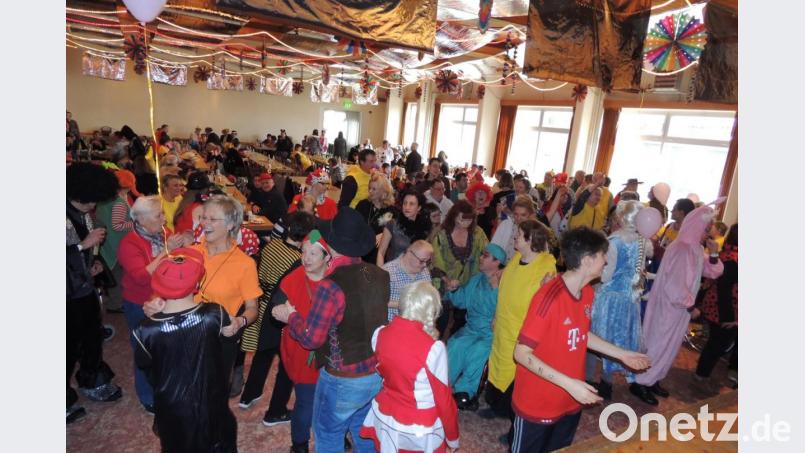 Vergnügliche Stunden verbringen die Menschen, die vom Heilpädagogischen Zentrums Irchenrieth betreut werden, beim „Tag der Begegnung“. Die Frauen-Union hat dazu nach Grafenwöhr in den Jugendheimsaal eingeladen.. Bild: mor
