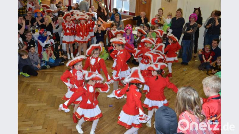 Die Kindergarde kommt bei den Gästen bestens an. Bild: röt