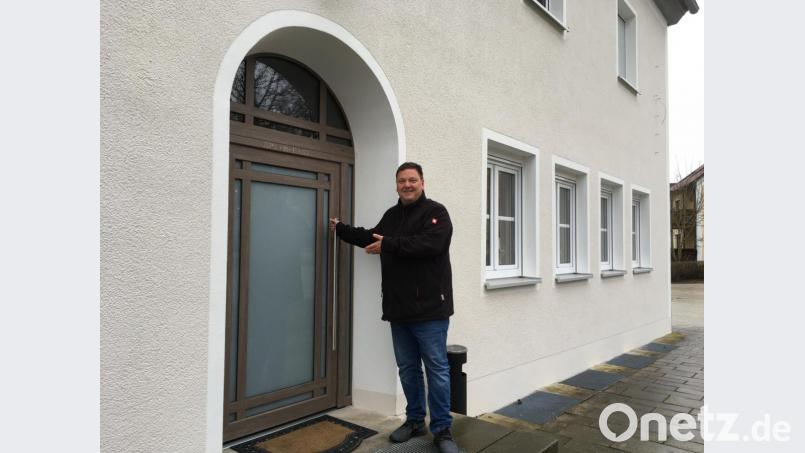 Bürgermeister Christian Ziegler ist es gelungen, einen Investor zu finden, der das marode Dorfwirtshaus saniert hat. Bild: ihl