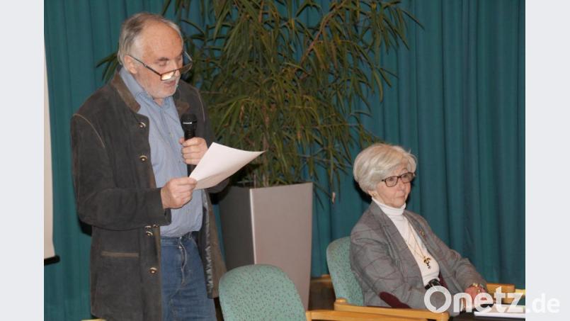 Maler Ernst Umann eröffnet den Textvortrag (zusammen mit Vorleserin Maria Hirsch). Bild: Schönberger, Ferdinand [fsb]