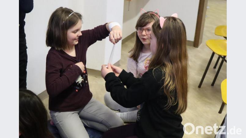 Ediz Kozanli zeigt den Kinder der Mittagsbetreuung der offenen Ganztagsschule Windischeschenbach, wie man einen Verband anlegt. Dann durften sie selber ran und es ausprobieren. Bild: wrm