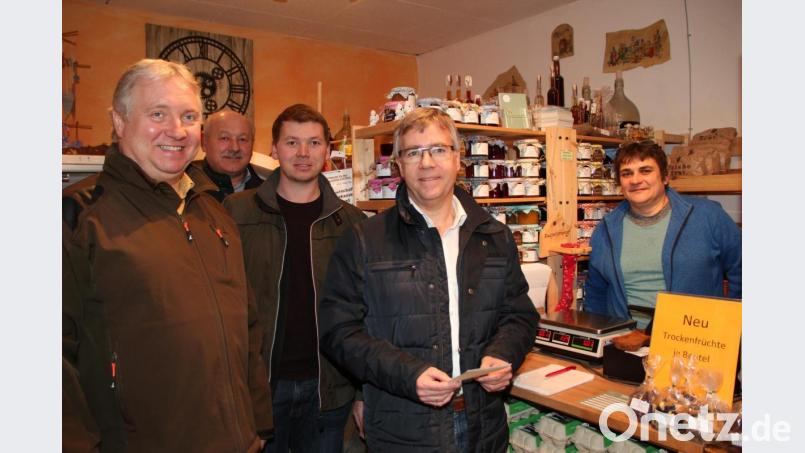 Bürgermeister Markus Dollacker (links) und weitere CSUler mit Dorfladen- Besitzerin Karin Peuker. Bild: lma