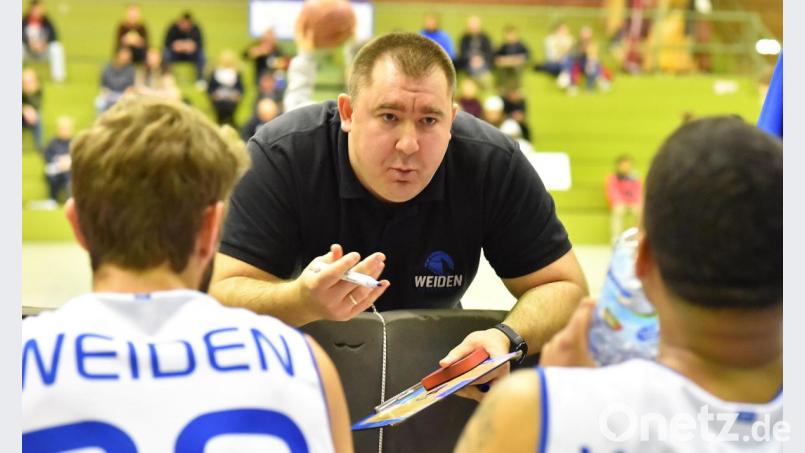 Basketball-Bayernligist Hamm Baskets Weiden musste beim Gastspiel in Eckersdorf auf den verhinderten Trainer Roman Lang (Mitte) verzichten. Bild: A. Schwarzmeier