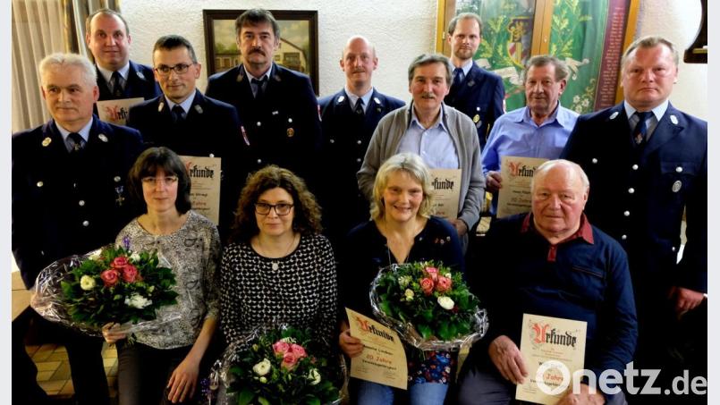 Langjährige und treue Mitgliedschaft werden bei der Feuerwehr Bergnetsreuth ausgezeichnet. Unter den Geehrten ist Ehrenmitglied Willi Dietl (sitzend rechts), der der Wehr seit über 60 Jahren angehört. Bild: le