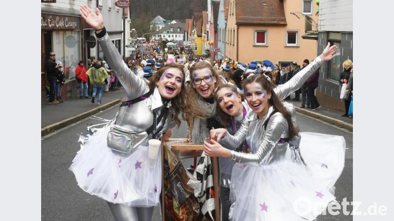 Die Haare fliegen, die Wagen wackeln. Von dem stürmischen Wetter lassen sich die Besucher beim Neustädter Faschingszug nicht abhalten. 100 Gruppen unterhalten die Massen. Bild: Gabi Schönberger