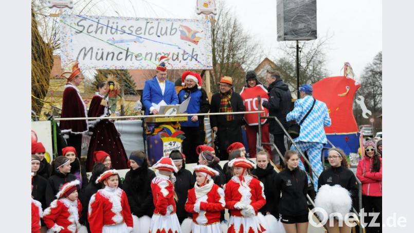Nach dem Faschingszug geht es am Dorfplatz in Münchenreuth hoch her. Ein Höhepunkt ist die Büttenrede. Diese dürfte von der Kommunalwahl geprägt sein. Bild: Bernhard Eckstein/exb