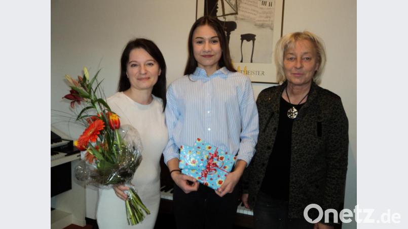 Irene Fuß (links) und Elfriede Bruckner (rechts) freuen sich über Nele Mösbauers Erfolg. Bild: ksi