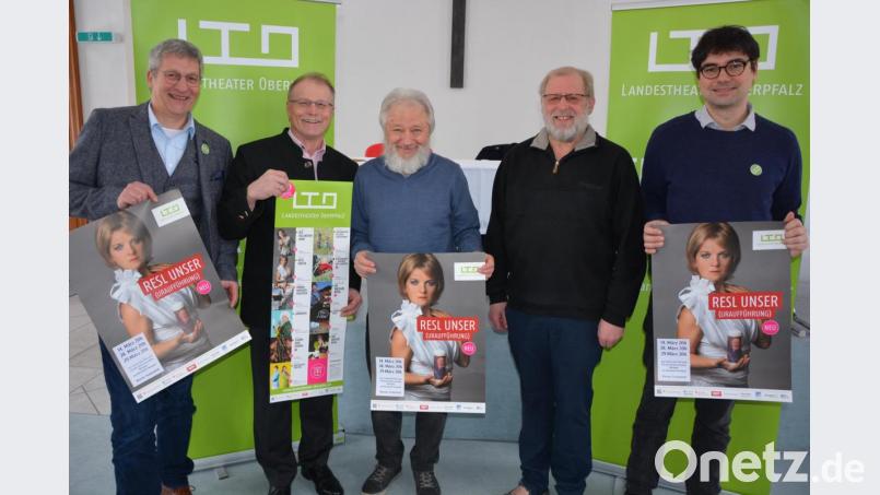 „Resl Unser – Wiederaufnahme der Uraufführung“ heißt es zur Premiere am Samstag. 14. März im Festsaal im Schloss Fockenfeld. Weitere Vorführungen sind am 28./29. März jeweils ab 20 Uhr vorgesehen. Der Kartenvorverkauf hat bereits begonnen. Präsentiert wird das Theaterstück vom Landestheater Oberpfalz. In Fockenfeld bei der Präsentation mit dabei waren (von links) LTO-Geschäftsführer Wolfgang Meidenbauer, Bürgermeister Max Bindl, Manfred Grüssner, Pater Benedikt Leitmayr und Regisseur Till Rickelt. Bild: jr