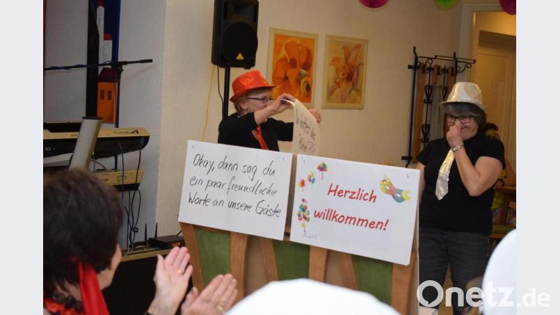 Ganz ohne Worte begrüßten Maria Müller und Johann Zimmerer die Gäste beim Weiberfasching. Bild: bnr
