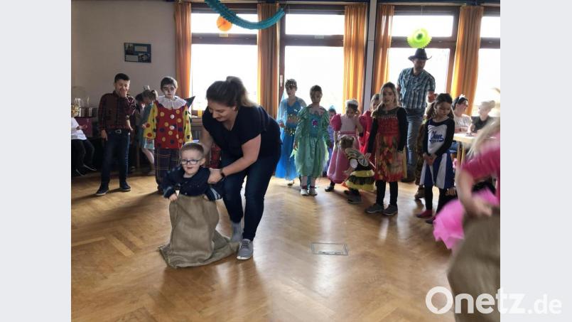 Die kleinen Faschingsfans haben sichtlich Spaß beim Kinderfasching der DJK Neuhaus. Bild: exb