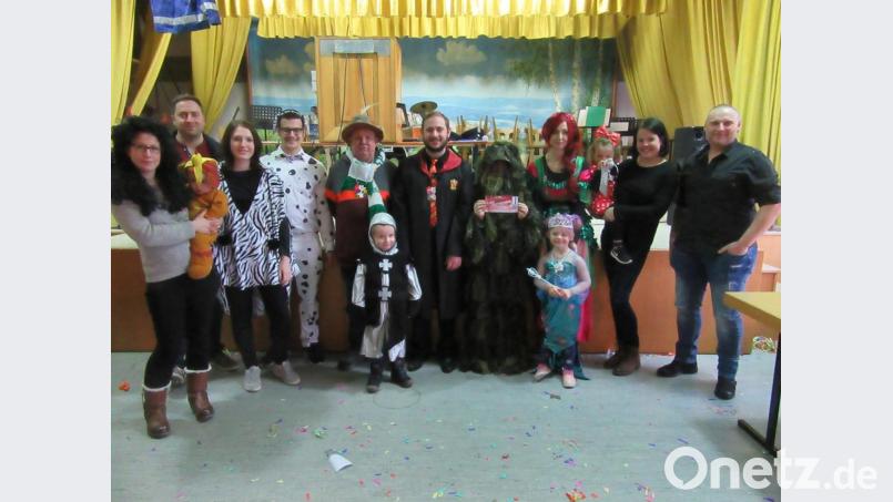 Für die schönsten Kostüme gab es beim Kinderfasching wieder Preise. Im Bild einige Helfer mit den Siegern der Maskenprämierung. Gewonnen hat die kleine Meerjungfrau Viktoria Labindzus (vorne). Bild: rdh
