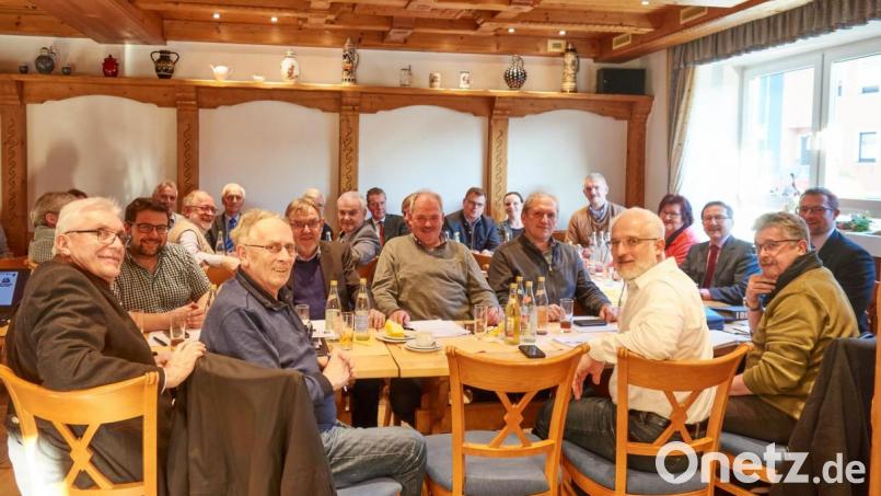 Vorsitzender Hans Donko (Dritter von rechts) und Martin Schmid (rechts) erläuterten das gemeinsame Öko-Konto als ein weiteres Betätigungsfeld aus dem Entwicklungskonzept. Bild: Steinwald-Allianz/exb