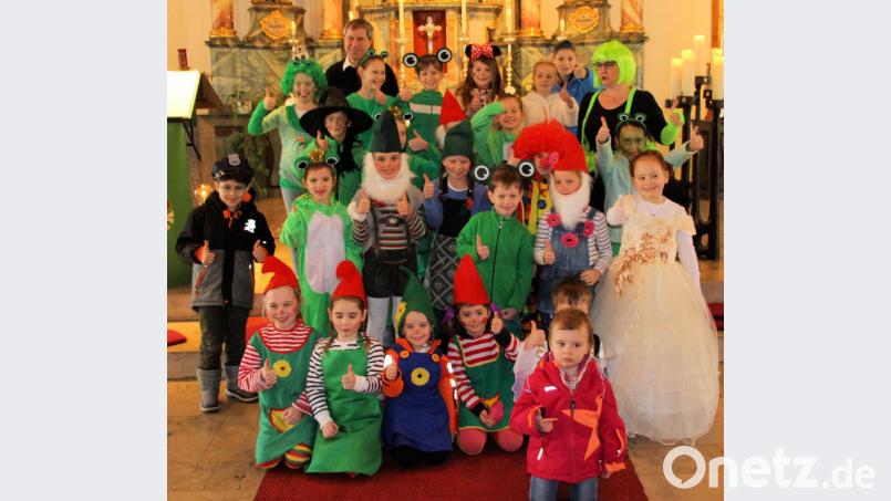 Viele Kinder kamen maskiert zum Familiengottesdienst in Schmidmühlen. Bild: bjo