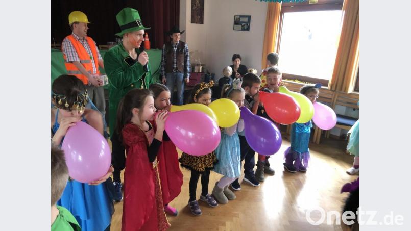 Die kleinen Faschingsfans haben sichtlich Spaß beim Kinderfasching der DJK Neuhaus. Bild: exb
