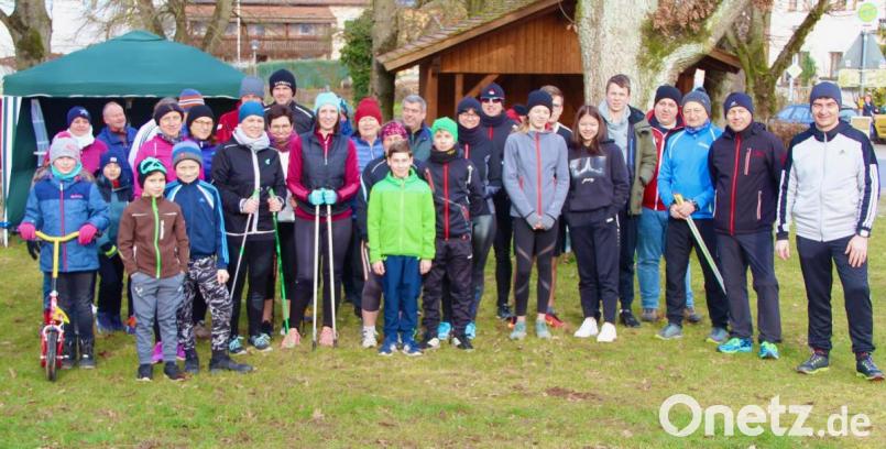 Bei Sonnenschein konnten die Teilnehmer des 1. Kastler Berglaufs die Herausforderung von Ideengeber und Organisator Markus Kaufmann (rechts) in Angriff nehmen. Bild: Michael Kraus/exb