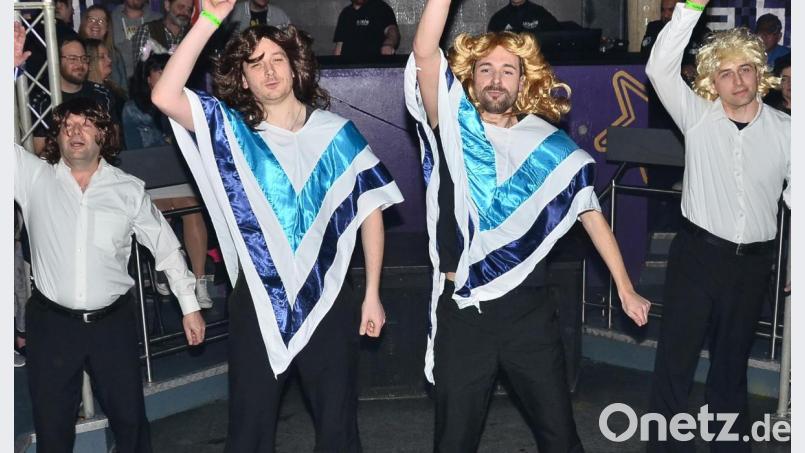 Im eigenen Heimatort rückt das Brüderpaar Daniel und Andreas Grötsch an der Seite von Franz Strobl junior (links) und Thoams Wild (rechts) unter tosenden Applaus in den Mittelpunkt. Bild: fjo