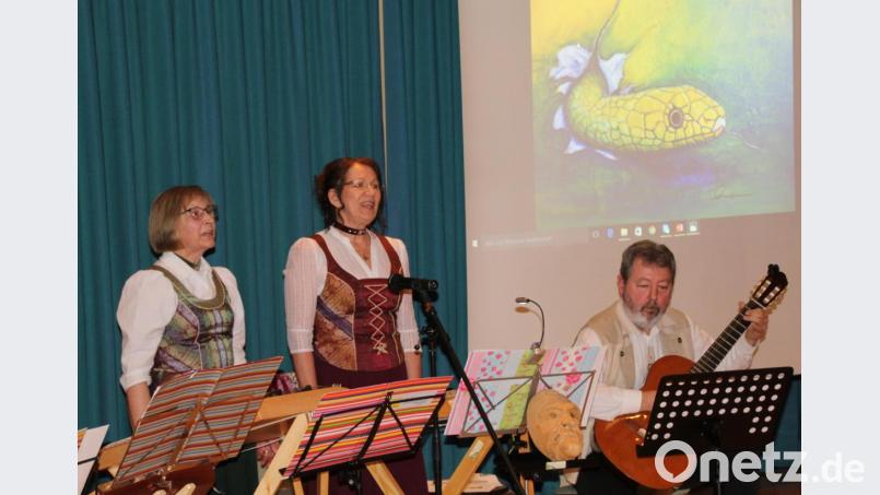 Ein Couplet, begleitet vom Gitarristen Hermann Lang. Bild: Schönberger, Ferdinand [fsb]