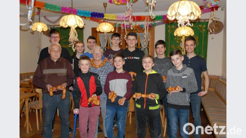 Gute Laune bei der Siegerehrung der Schützen – statt Pokale gab’s diesmal Knackwürste. Bild: pop
