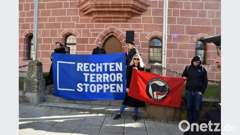 Mit Bannern verurteilten die Veranstalter den Rechtsterror. Bild: Andreas Royer
