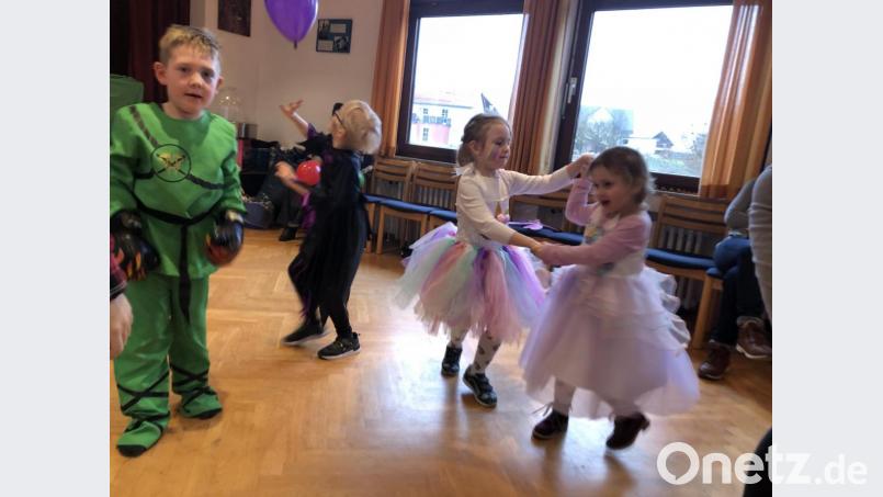 Die kleinen Faschingsfans haben sichtlich Spaß beim Kinderfasching der DJK Neuhaus. Bild: exb
