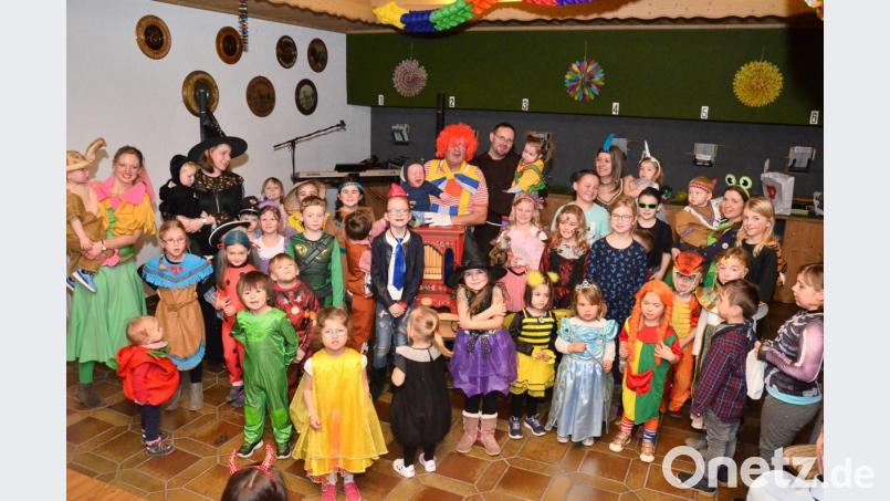 Karl Herrmann (hinten, Mitte) krönt mit seinem Spiel auf dem Leierkasten den Kinderfasching des Schützenvereins 1884. Bild: fjo