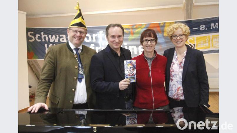 Oberbürgermeister Andreas Feller, der künstlerische Leiter des Klavierfrühlings, Christian Seibert, die Leiterin des Oberpfälzer Künstlerhauses, Christina Lanzl und Kulturamtsleiterin Susanne Lehnfeld (von links) stellten das Programm des 14. Schwandorfer Klavierfrühlings vor. Bild: Hirsch