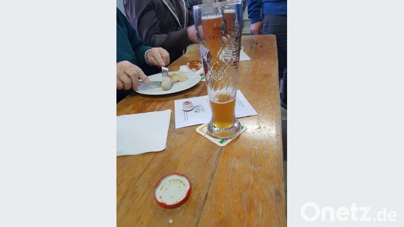 Warme Weißwürste und ein frisches Weißbier, was braucht man mehr, um einer durchzechten Faschingsnacht noch das i-Tüpfelchen aufzusetzen. Die Jugendfeuerwehr Neudorf lud ein. Bild: hme