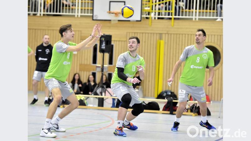 Sichere Ballannahme des Amberger Außenangreifer Julian Zoll (links). Rechts David Fecko und Paul Seidel (Mitte). Bild: Hubert Ziegler