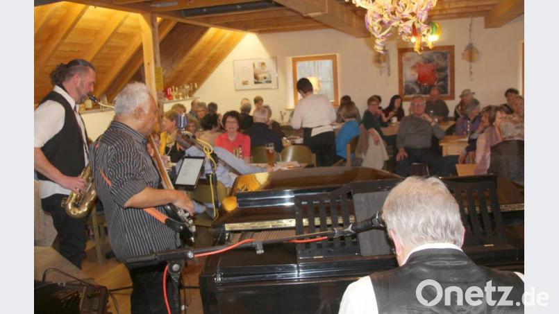 Die vielen Gäste wurden beim Auftritt des Trios Michael Bertelshofer &amp; Friends nicht enttäuscht. Bild: Schönberger, Ferdinand [fsb]