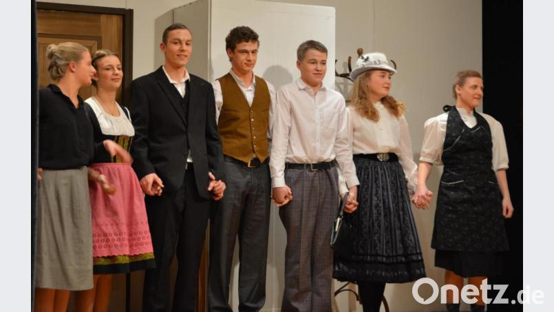 Beim Einakter „Die lebendige Leich“ spielten mit, v. li. Tina Ries, Amelie Pröls, Tobias Gnan, Johannes Falk, Fabian Allwang, Nicole Allwang und Selina Dorner. Bild: fdl