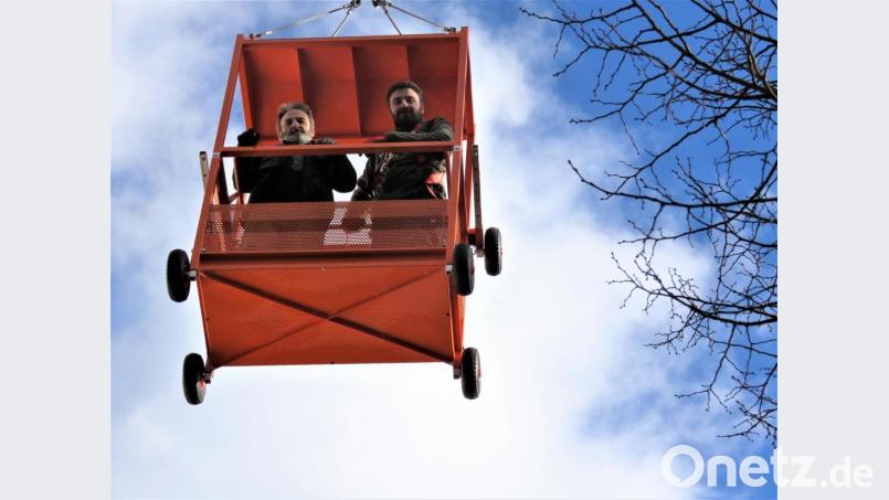Schweben über der Kirche erinnert ein wenig ans Wiener Riesenrad, nur windiger. Dieter und Jan Brandl (von links) scheint das Schaukeln in luftiger Höhe nichts anzuhaben. Bild: ubb