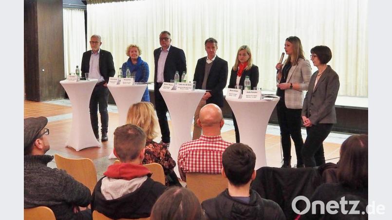 Moderiert von den Berufsberaterinnen Martina Bieber und Anita Kersten (Sechste und Siebte von links) formulierten die Personalexperten (von links) Theo Zeitler, Cornelia Uschold, Thomas Kick, Stephan Thesing und Tanja von der Grün ihre Erwartungen an Bewerber. Bild: Bühner