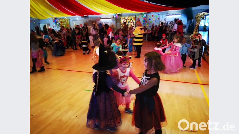 Bei Kinderfasching der Kolpingsfamilie war in der Landgraf-Ulrich-Halle einiges los. Die Tanzfläche war immer gut gefüllt. Bild: hir