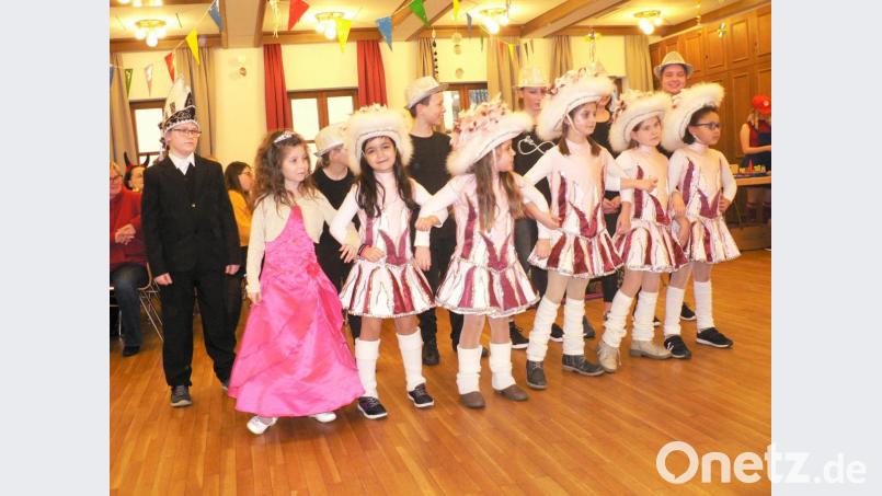 Die &quot;Tanzinis&quot; aus Hütten sowie die Dorfkinder aus Schlammersdorf bereichern den Kinderfasching mit Tänzen. Bild: lep