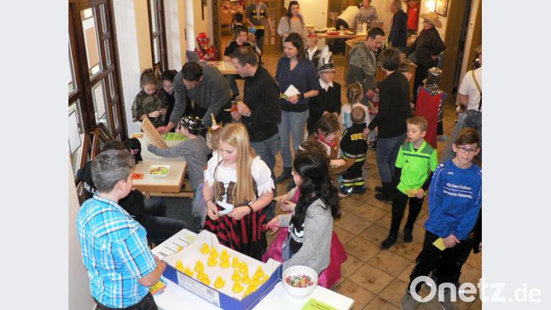 Im Foyer sind Spielstationen aufgebaut, an denen die Kinder Punkte sammeln können. Bild: lep