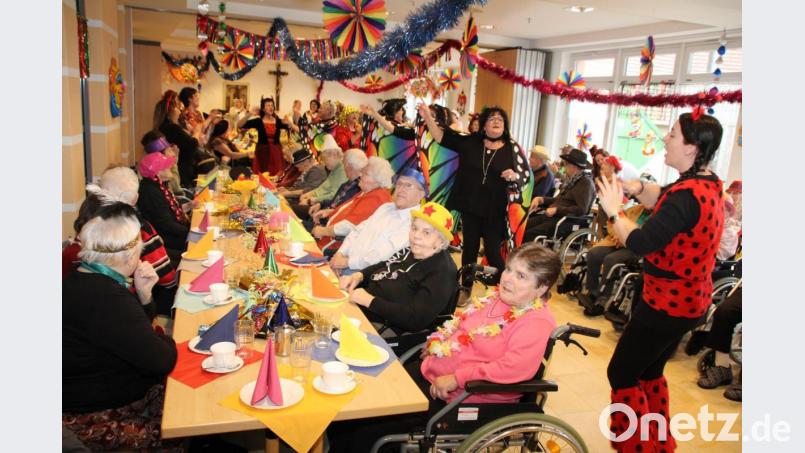Am Rosenmontag konnte auch im Alten- und Seniorenheim noch kräftig gefeiert werden, doch auch für sie ist am Aschermittwoch alles vorbei. Bild: frd
