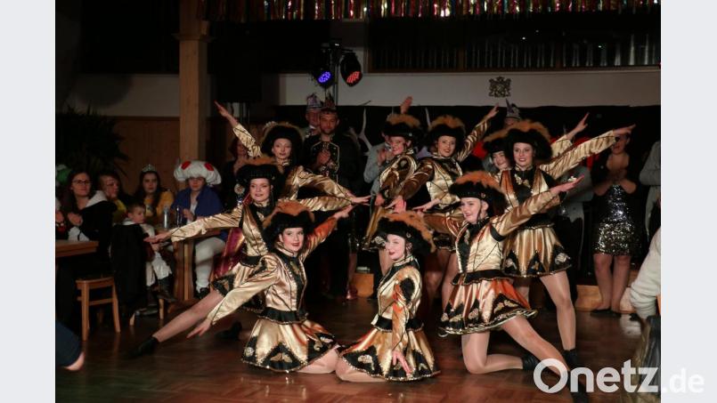 Akrobatische Meisterleistung zeigt die Prinzengarde des Faschingsvereins &quot;Stammtisch Botzersreuth&quot;. Bild: flk