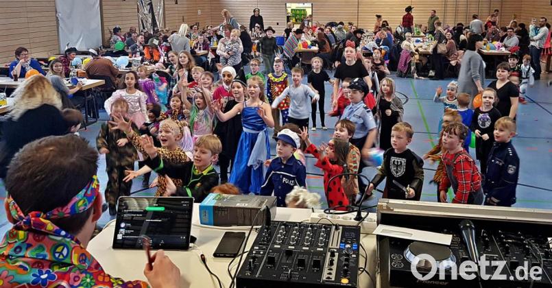 Drei Stunden dauerte die Faschingsgaudi mit dem FC Luhe-Markt. DJ Rastelus heizte den Jüngsten kräftig ein, die sich bei den Polonaisen nicht lange bitten ließen. Bild: zer