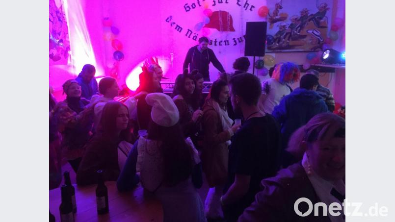 DJ Rais sorgte mit seiner Musikauswahl im Feuerwehrhaus für die richtige Faschingssause Bild: sl