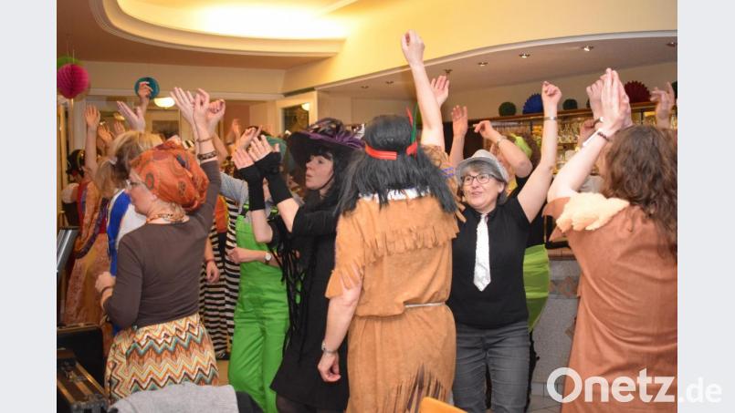 Eine ausgelassene Stimmung herrschte beim Weiberfasching. Die Damen ließen keinen Tanz aus. Bild: bnr