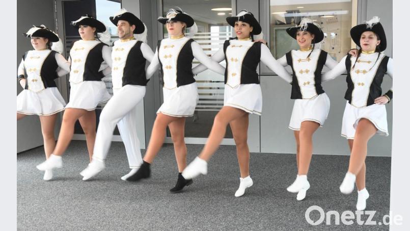 Im Gleichschritt: Die Prinzengarde tanzt für Oberpfalz-Medien. Bild: Gabi Schönberger
