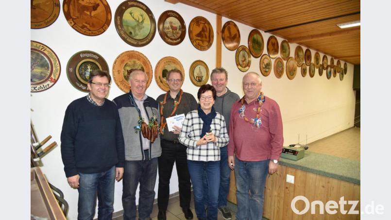 Von links Schießleiter Lothar Mehringer, Rudi Kummert, Reiner Hoffmann, Agens Bialucha, 1. Schützenmeister Robert Geitner, Josef Weigl. Bild: exb