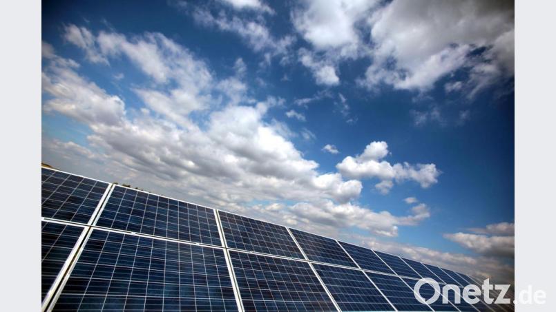Freiflächen-Photovoltaikanlagen können künftig nach Einzelentscheidungen im Neualbenreuth genehmigt werden. Einen Grundsatzbeschluss wie im Bereich der Stadt Waldsassen, wo solche Anlagen grundsätzlich nicht erlaubt sind, lehnte der Marktrat in der jüngsten Sitzung ab. Archivbild: dpa
