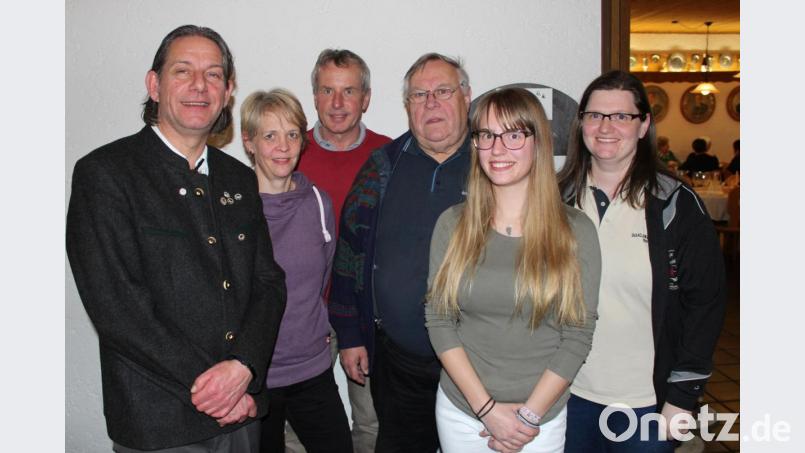 Ehrenschützenmeister Anton Donhauser (Dritter von rechts) hatte zu seinem 75. Geburtstag zum sportlichen Wettkampf eingeladen. Das Bild zeigt zudem (von links): Oberschützenmeister Markus Böhm, Tanja Ludwig, Eberhard Donhauser, Hannah Ludwig und Erste Schützenmeisterin Michaela Nübler. Bild: Werner Koller/exb