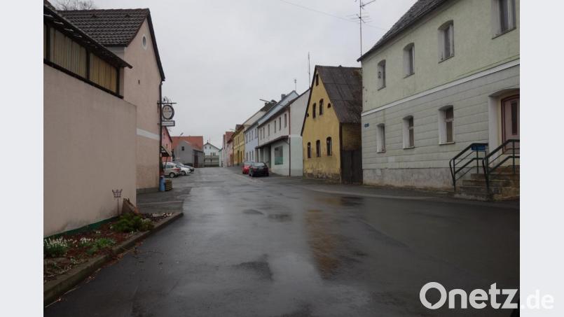 Die schadhafte Stelle am östlichen Ende des Marktplatzes sieht nach einer kompletten Überarbeitung im wörtlichen Sinne wieder passabel aus. Bild: fjo