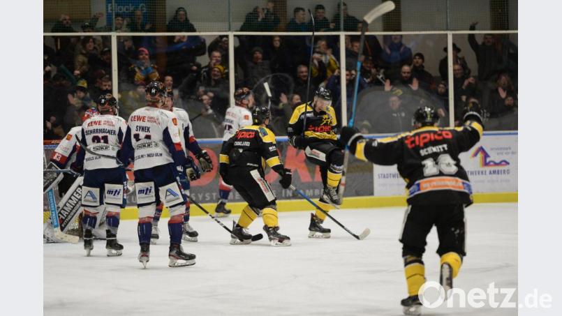 Mit 5:3 gewinnt der ERSC Amberg am Sonntag gegen Ulm. Hier jubeln Daniel Troglauer, Dominik Schopper und Kevin Schmitt. Bild: brü
