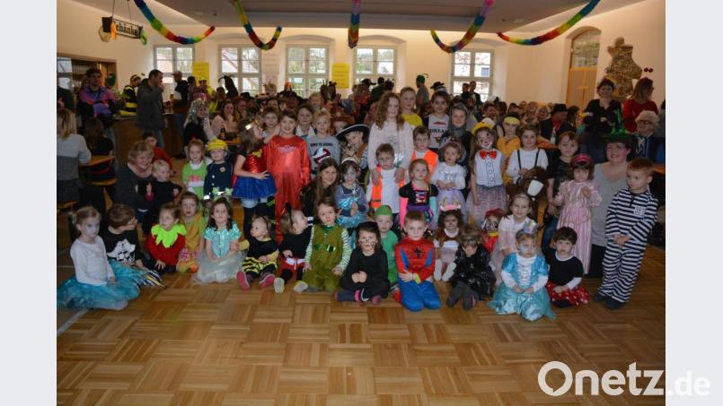 Volles Haus am Sonntagnachmittag im Pfarr- und Jugendheim Leonberg. Nach mehrjähriger Pause hatte die Krabbelgruppe wieder zu einem Kinderfasching eingeladen. Belohnt wurde die Gruppe mit einer Vielzahl von kostümierten Kindern mit Eltern, die den Kinderfasching in ein Tollhaus verwandelten. Klar, dass sich Krabbelgruppen-Leiterin Monika Bauer (2. von rechts) mächtig über den Besuch der Neuauflage freute. Bild: jr