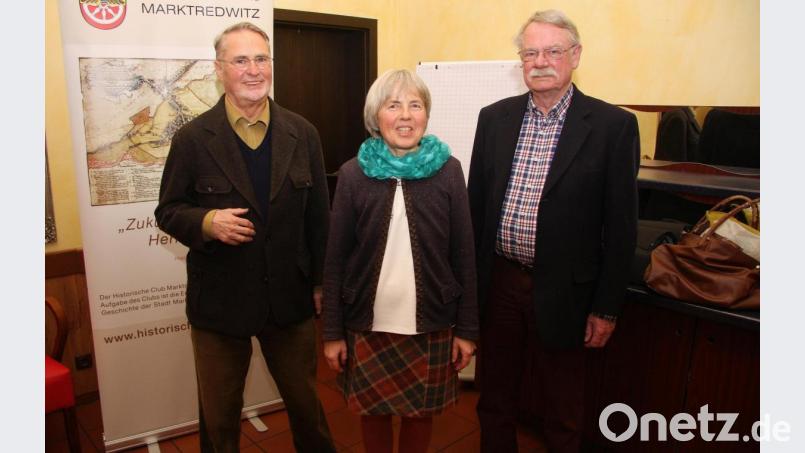 Mit Christine Roth auf Wanderschaft zu gehen, um dabei auch von der Glasmacher-Tradition zu erfahren, war eine Idee des Historischen Clubs, der dazu ins Meister Bär Hotel eingeladen hatte. Bernd Leutheusser (links) und Hermann Meier (rechts) bedankten sich bei der Geopark-Rangerin aus Tröstau. Bild: wro